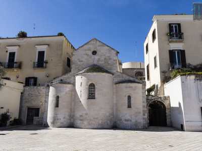 Mentre poco pi� avanti tra bar e locali sono incastonati i candidi absidi semicircolari della chiesa della Vallisa, costruita nell�XI secolo dai mercanti amalfitani residenti a Bari e ora centro polifunzionale di carattere culturale con ingresso nella stradina retrostante